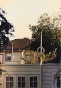 Vertical sculpture with wreath from afar